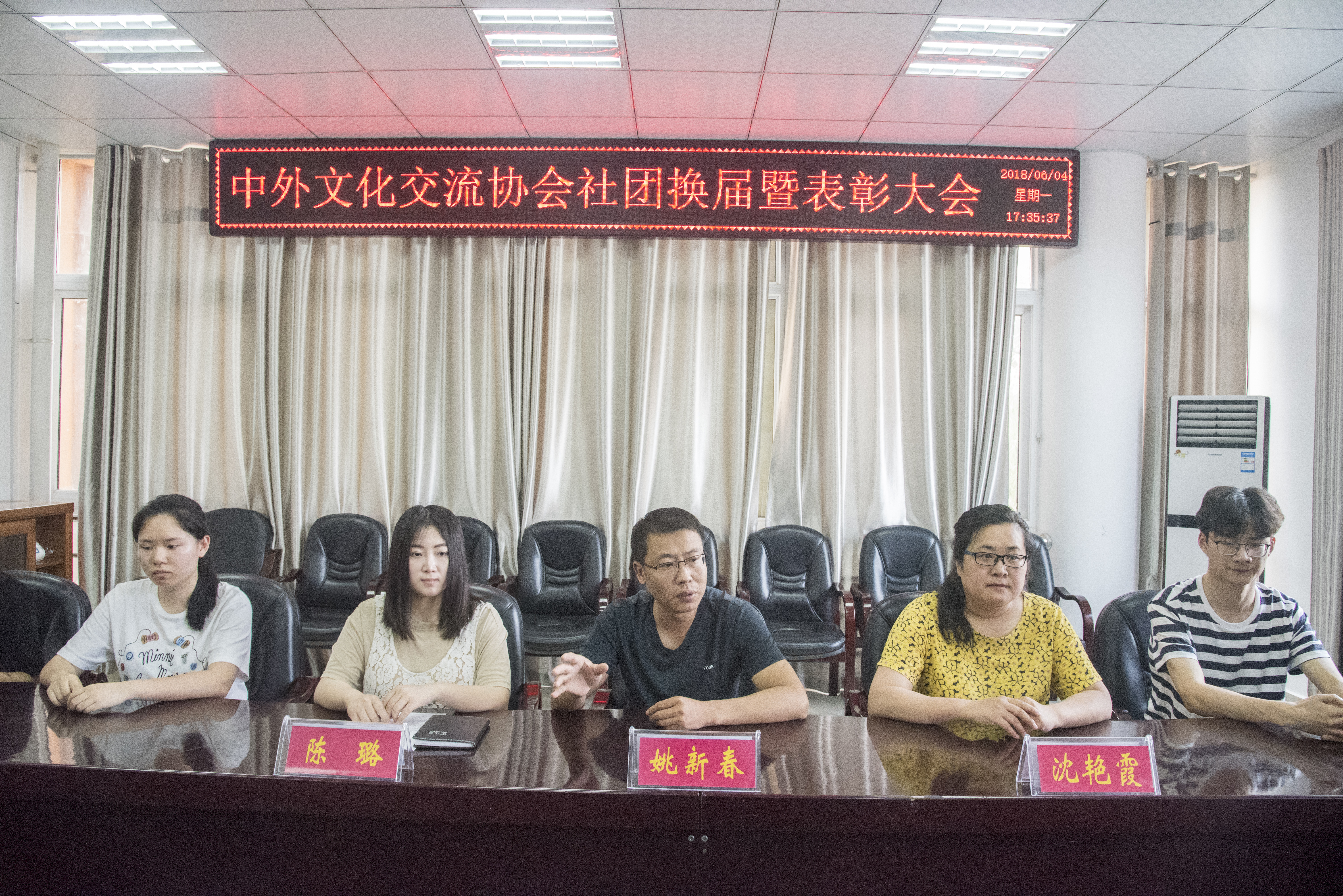 姚书记在讲话中.jpg 姚书记在讲话中.jpg